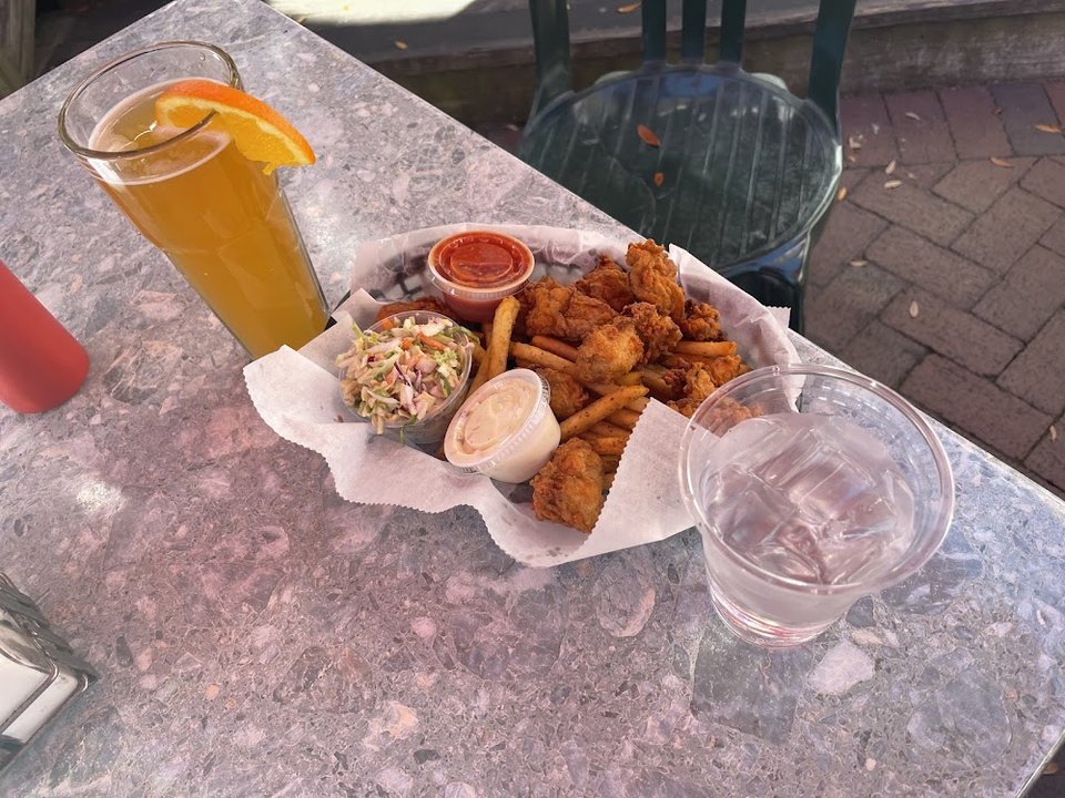 Bar menu featuring starters and pizza.